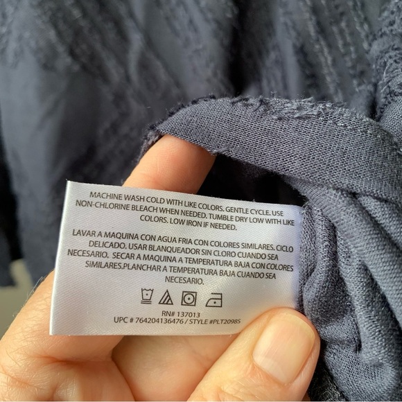 Peace & Pearls navy blue Aztec eyelash relief short sleeve vneck top. Size XXL - Picture 10 of 10